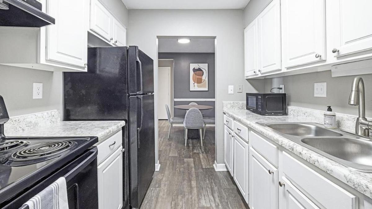 Landing Modern Apartment with Amazing Amenities (ID1002X045) - Housity