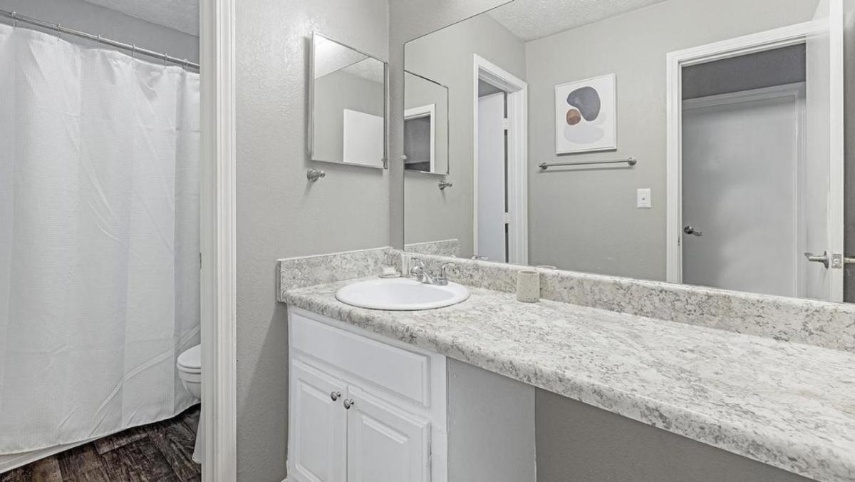 Landing Modern Apartment with Amazing Amenities (ID1002X045) - Housity