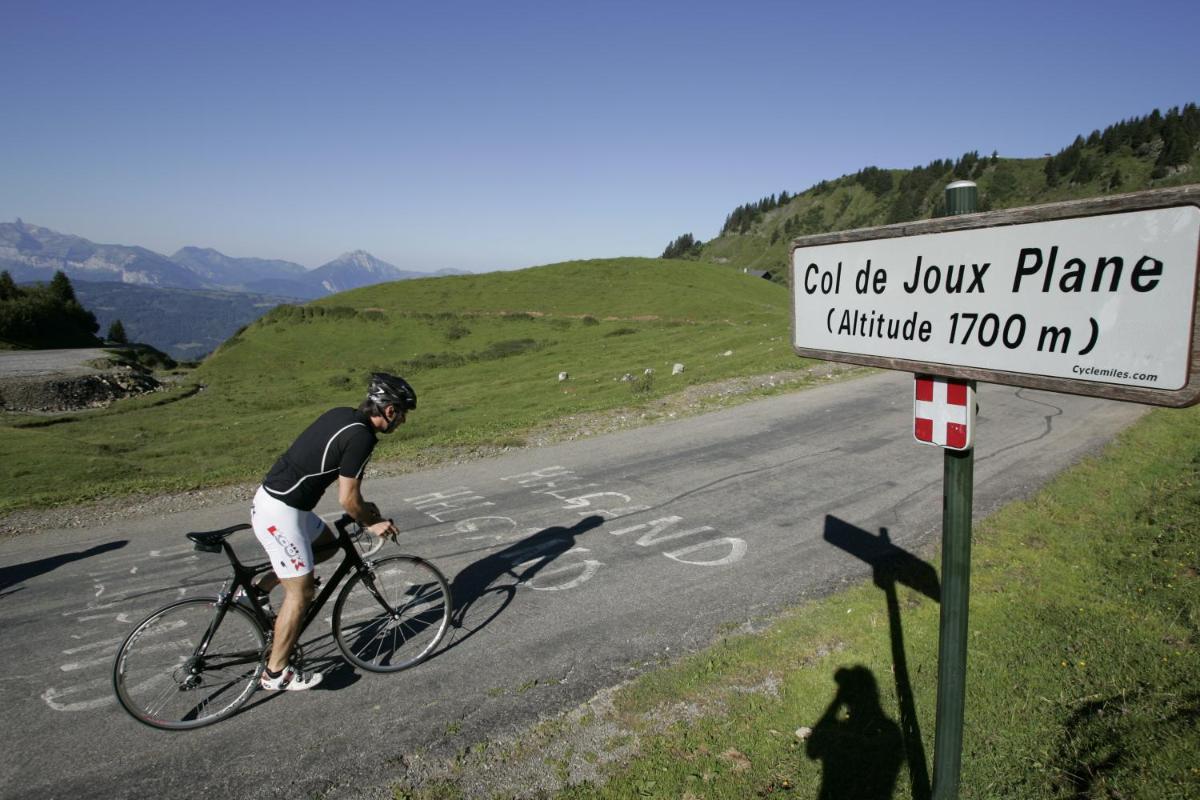 Vélo sur le terrain de l'établissement Logis Hotel Gai Soleil ou dans les environs