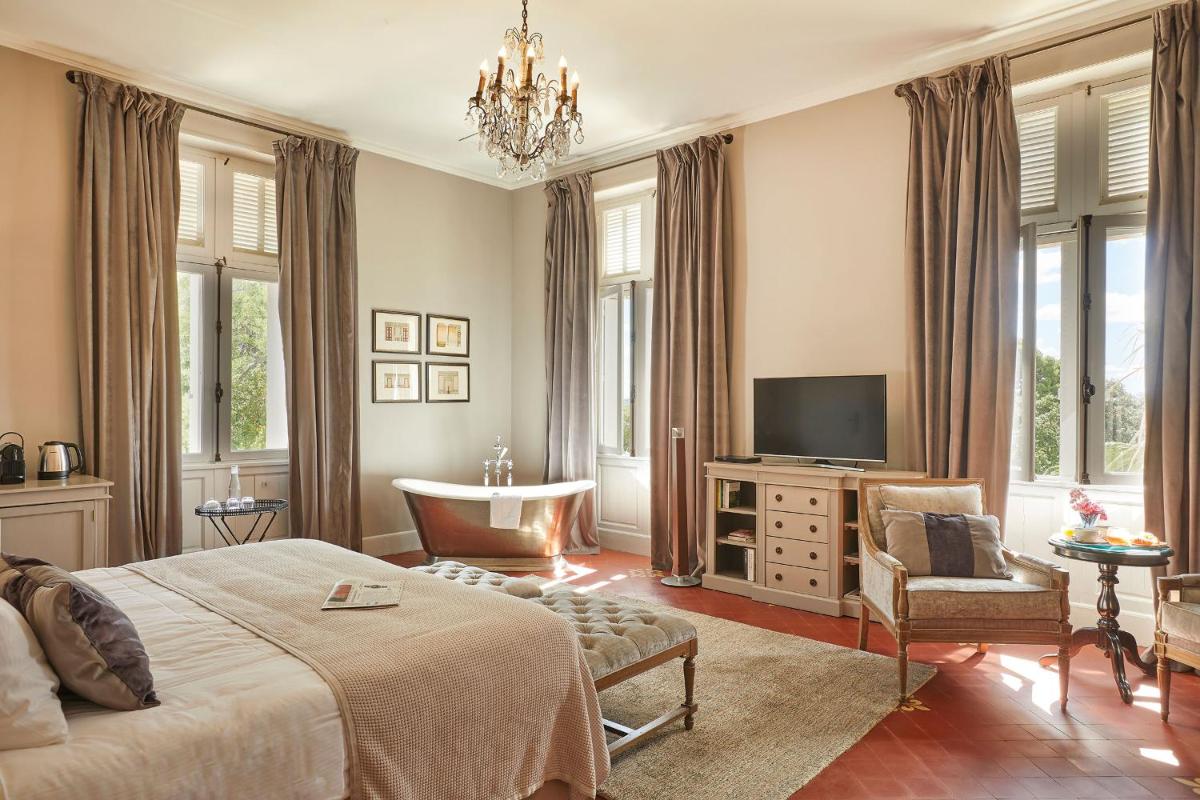 Télévision ou salle de divertissement dans l'établissement Château St Pierre de Serjac
