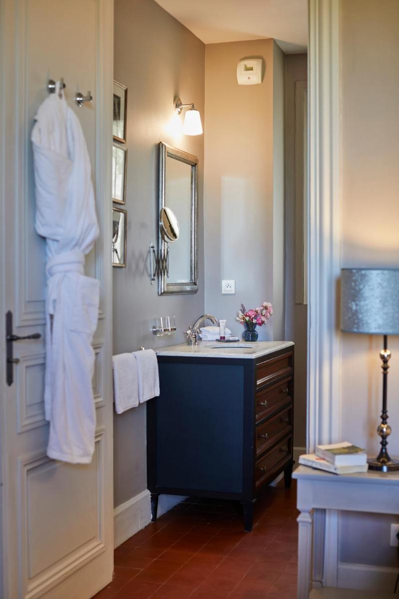 Salle de bains dans l'établissement Château St Pierre de Serjac