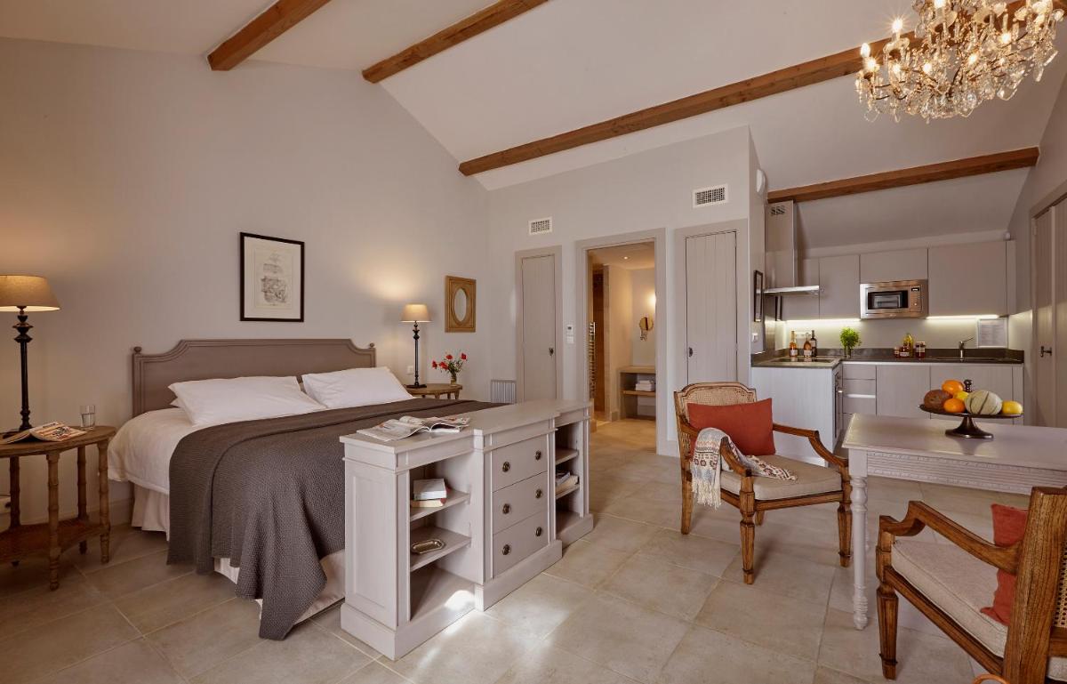 Cuisine ou kitchenette dans l'établissement Château St Pierre de Serjac
