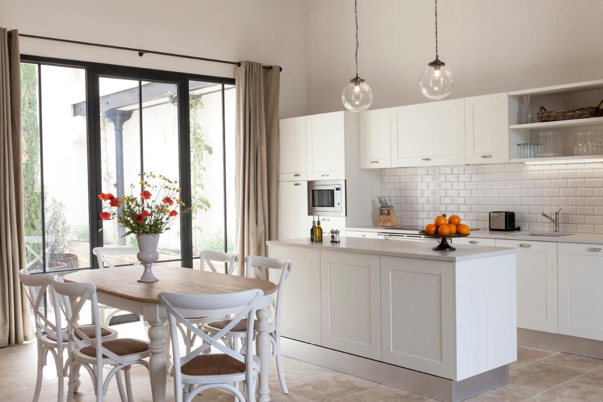 Cuisine ou kitchenette dans l'établissement Château St Pierre de Serjac