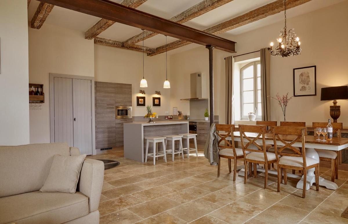 Coin salon dans l'établissement Château St Pierre de Serjac