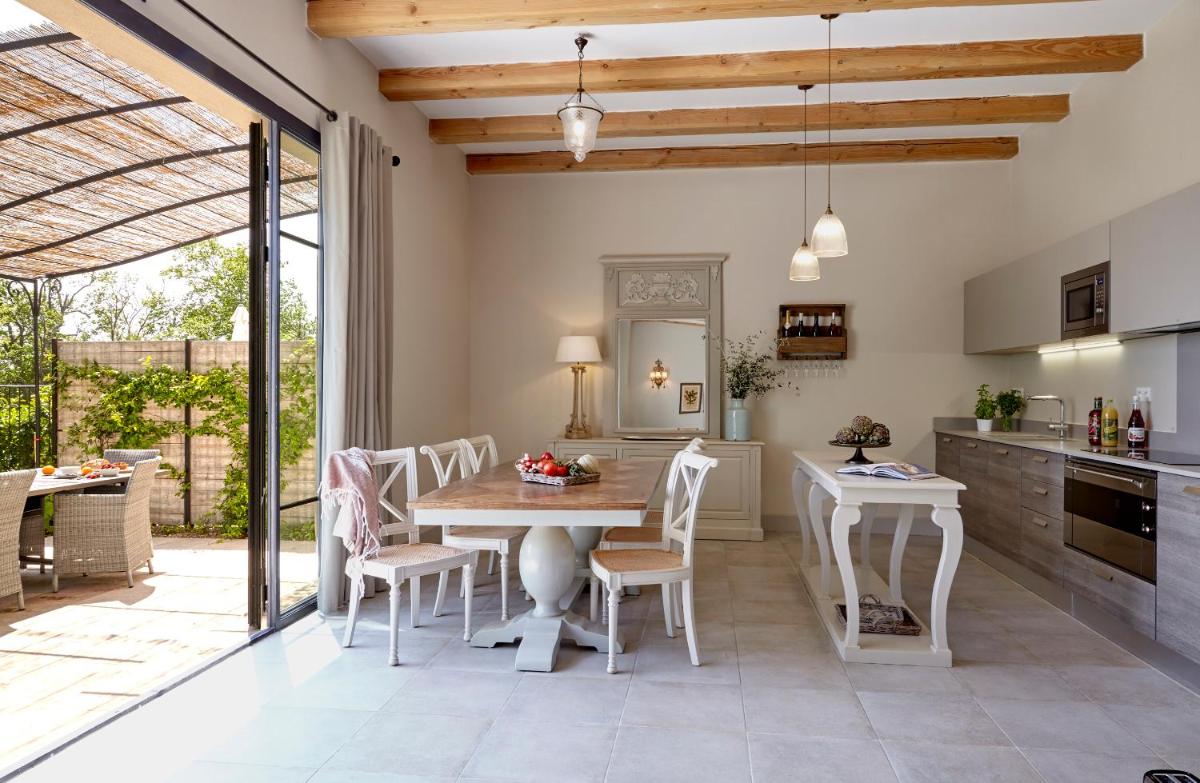 Cuisine ou kitchenette dans l'établissement Château St Pierre de Serjac