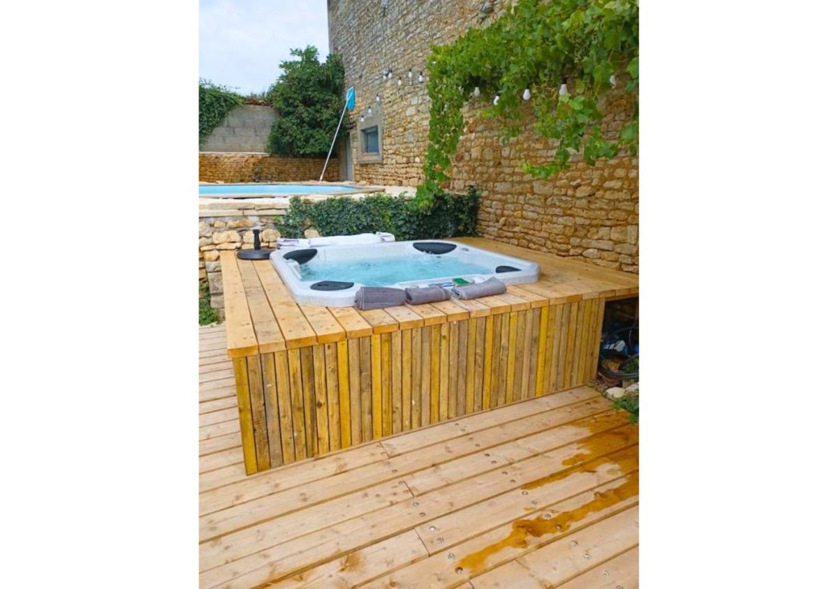 Nid Charentais Angouleme pool jacuzzi - Housity