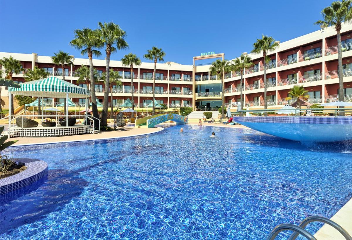 uma grande piscina em frente a um hotel em Hotel Baia Grande em Albufeira