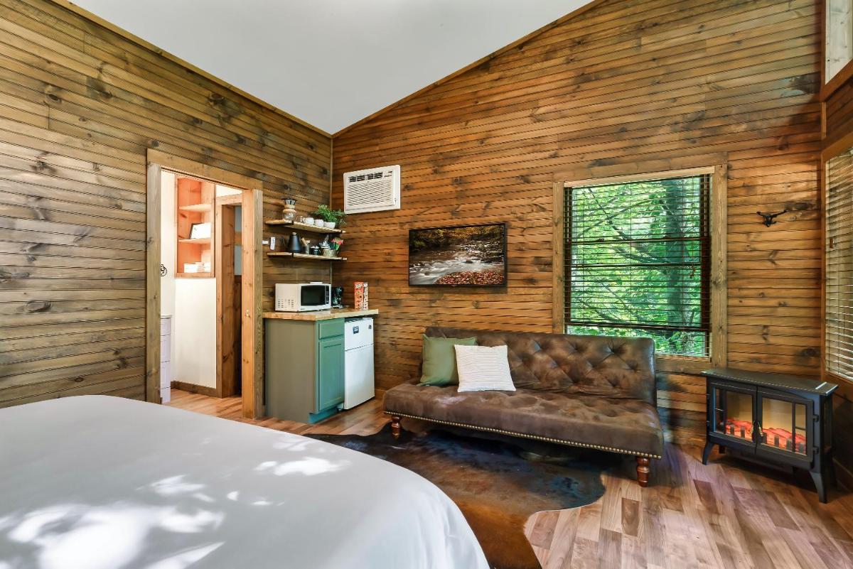 Rivers Edge Treehouses - Housity