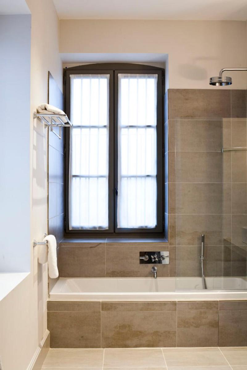 Salle de bains dans l'établissement Château St Pierre de Serjac