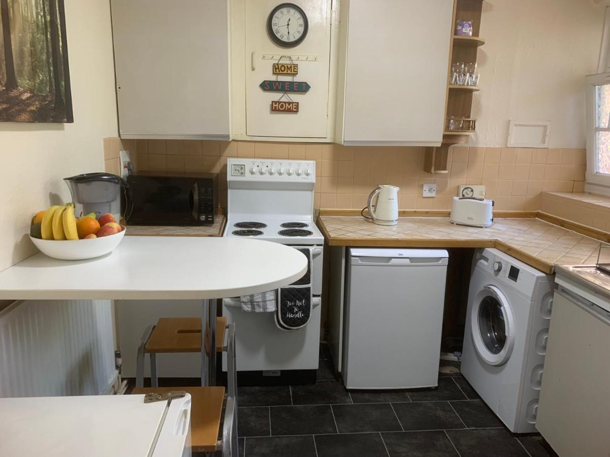 Suitetrails - CENTRAL LOCATION! Double Bedroom 2 Mins Walk from Battersea Power underground Station!
