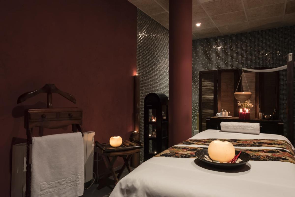 Cama o camas de una habitación en Hotel & Spa Monasterio de Boltaña