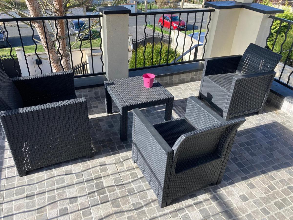 Chambre triple spacieuse pour 3 Adultes avec terrasse privée - Proche Disneyland Paris - Housity