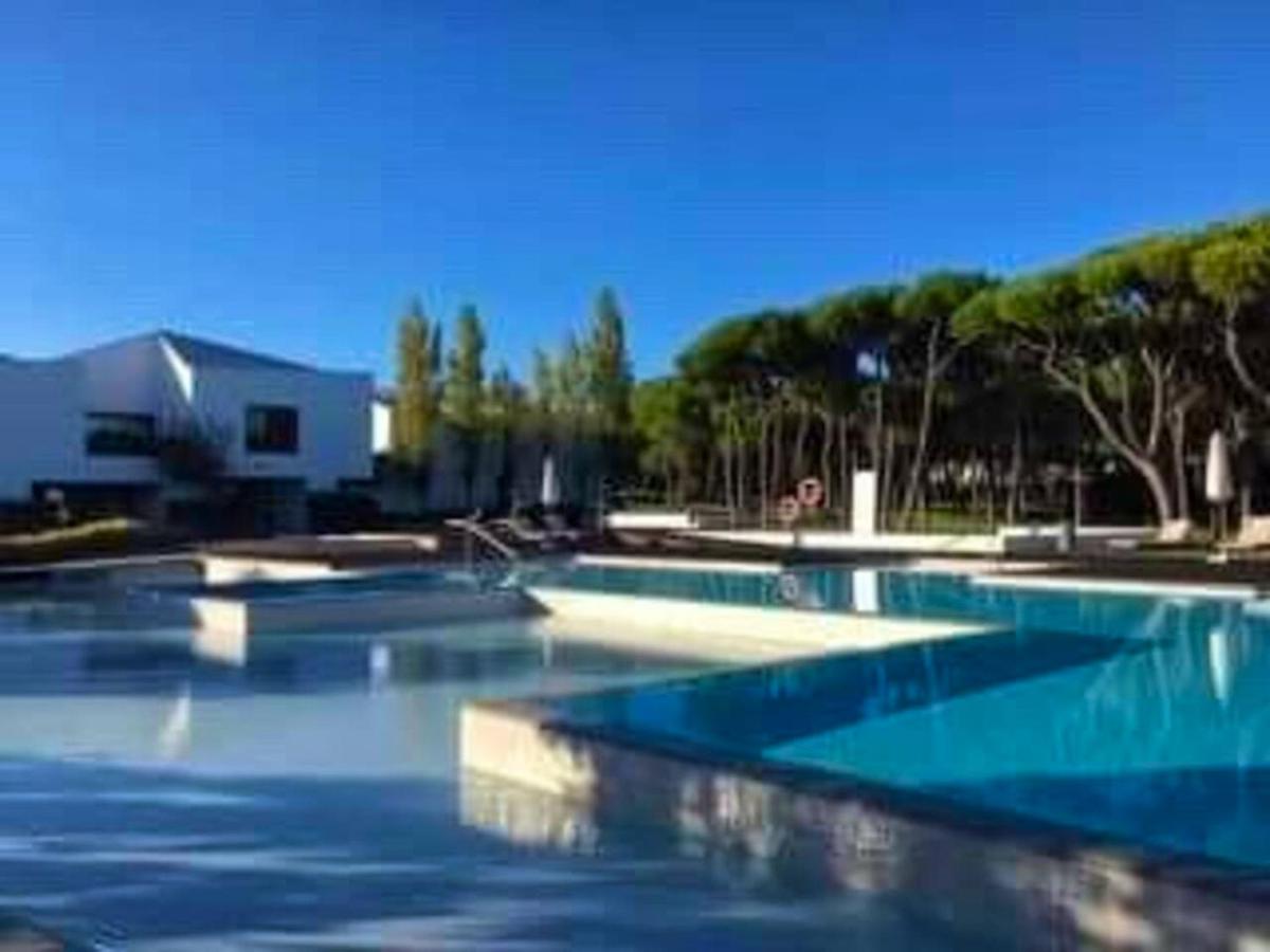 Charming House in Olhos de Agua with Shared Pool - Housity