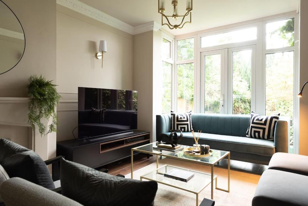 Exclusive Premium Large Solihull House - The Chapters - NEC Sleeps 9 - Housity