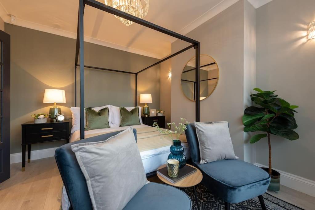 Exclusive Premium Large Solihull House - The Chapters - NEC Sleeps 9 - Housity