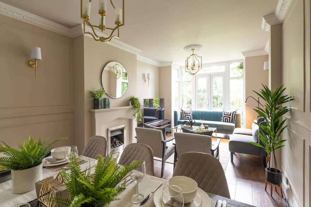 Exclusive Premium Large Solihull House - The Chapters - NEC Sleeps 9 - Housity