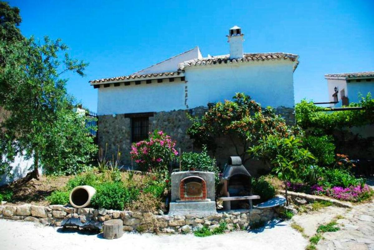 Family home with shared pool in Montefrío + 160 m² - Housity