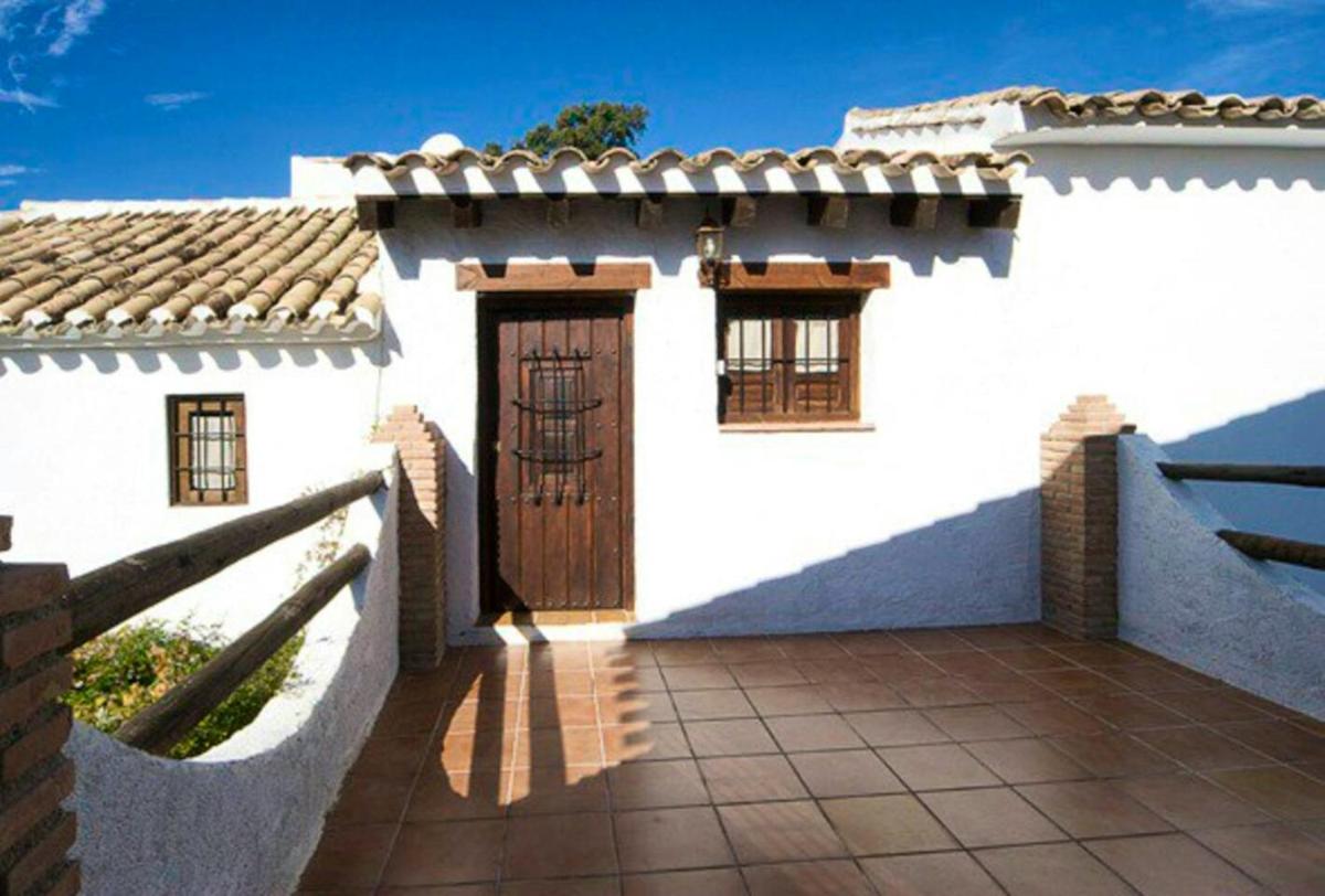 Family home with shared pool in Montefrío + 160 m² - Housity
