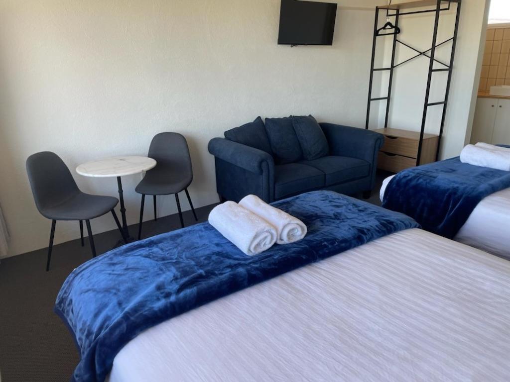 Happy Wanderer Motel Lake Boga ON THE LAKE WITH LAKE VIEWS - Housity