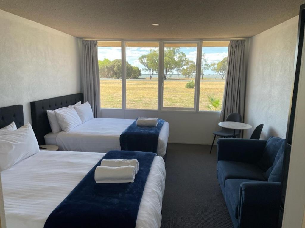 Happy Wanderer Motel Lake Boga ON THE LAKE WITH LAKE VIEWS - Housity