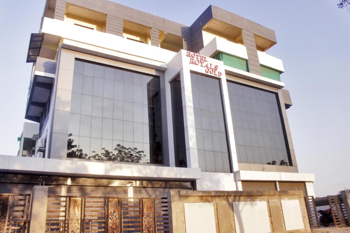 OYO Flagship Hotel Royals Gold - Housity