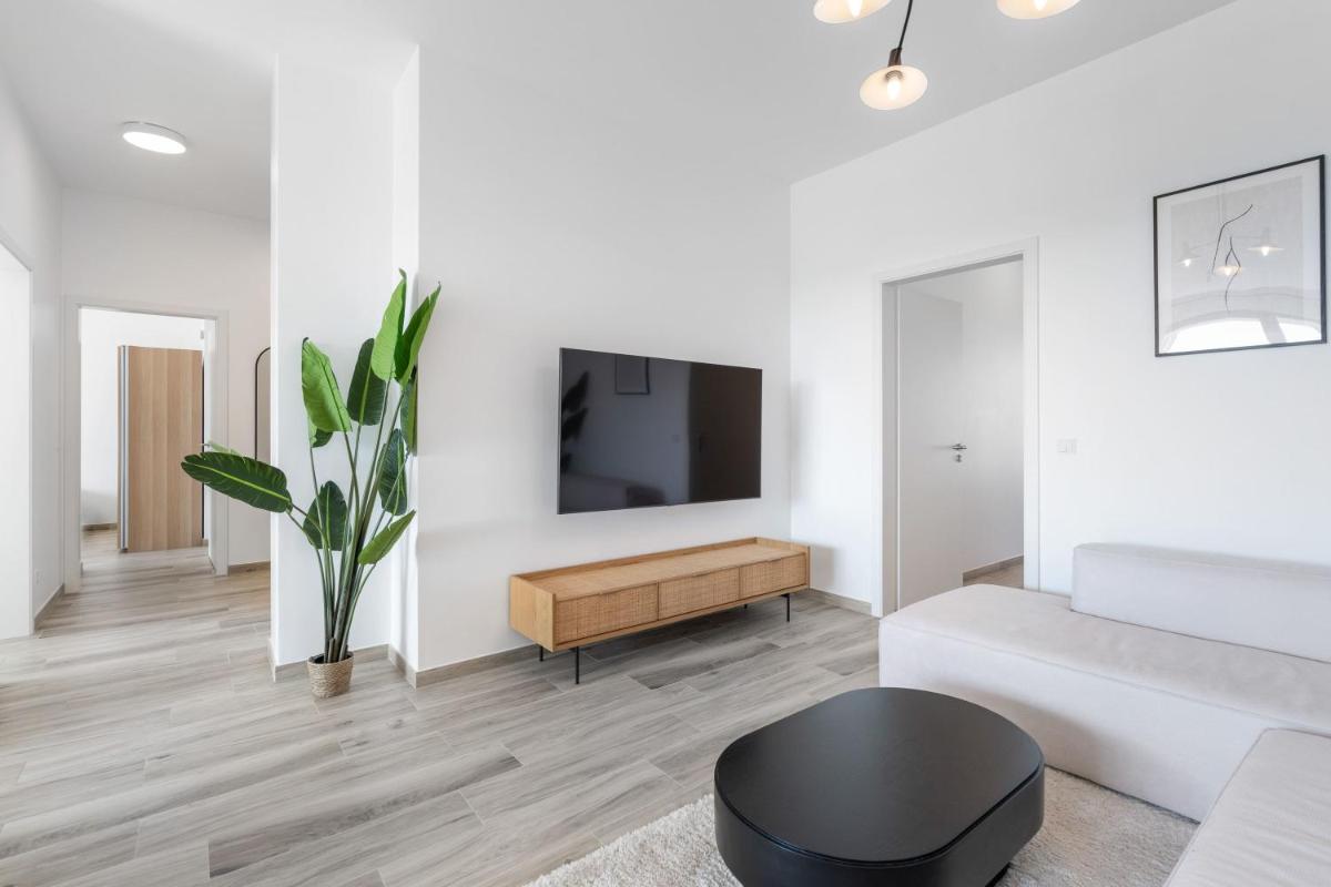 Chic 3BR Penthouse with Balcony and Smart TV - Housity