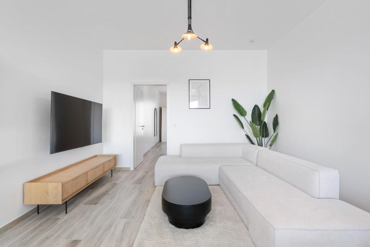 Chic 3BR Penthouse with Balcony and Smart TV - Housity