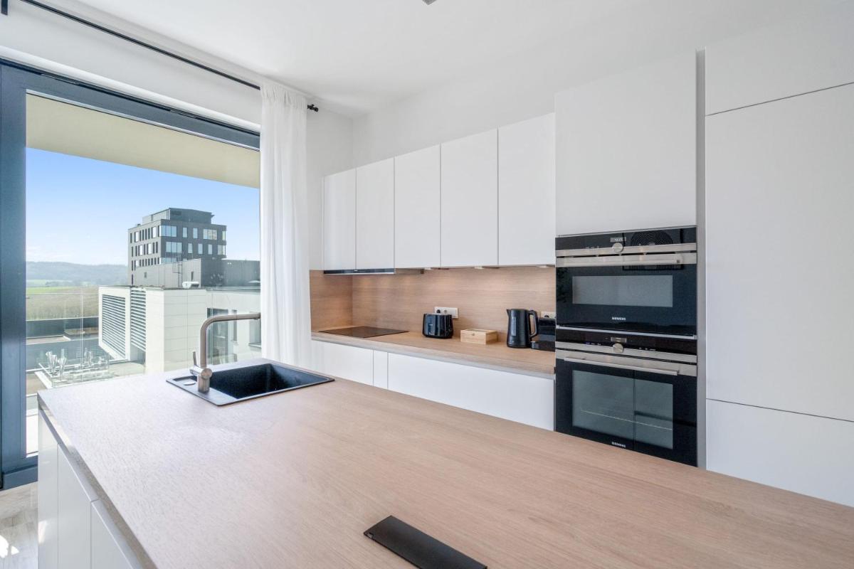 Chic 3BR Penthouse with Balcony and Smart TV - Housity