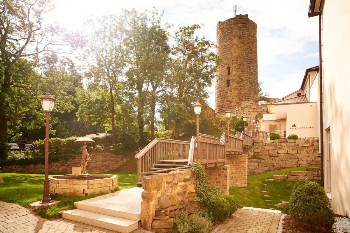 Ein Garten an der Unterkunft Burghotel Staufeneck