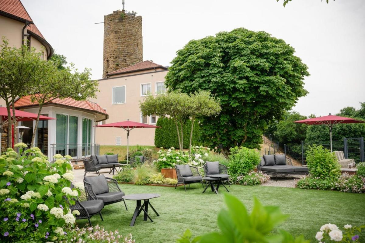 Ein Garten an der Unterkunft Burghotel Staufeneck