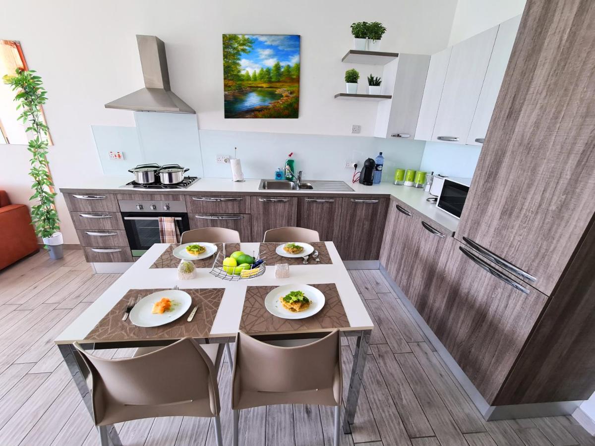 Supreme Seafront apt with Balcony in St.Julian's - Housity
