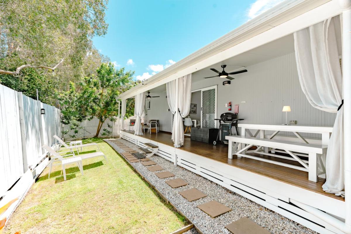 Private Outdoor Spa, Fire Pit, Cinema Room - THE COTTAGE COOLUM BEACH - Housity