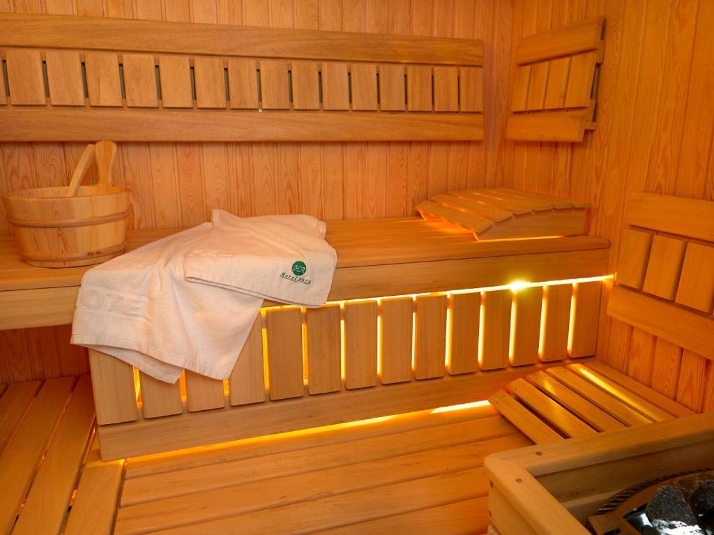 Aura - Hotel & Restaurant & Sauna - Housity