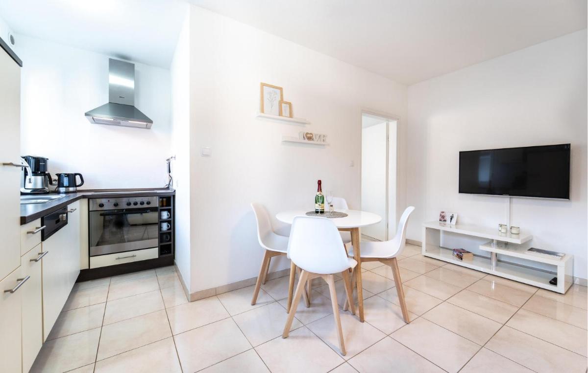 Cozy Apartment In Biograd Na Moru With Wifi - Housity