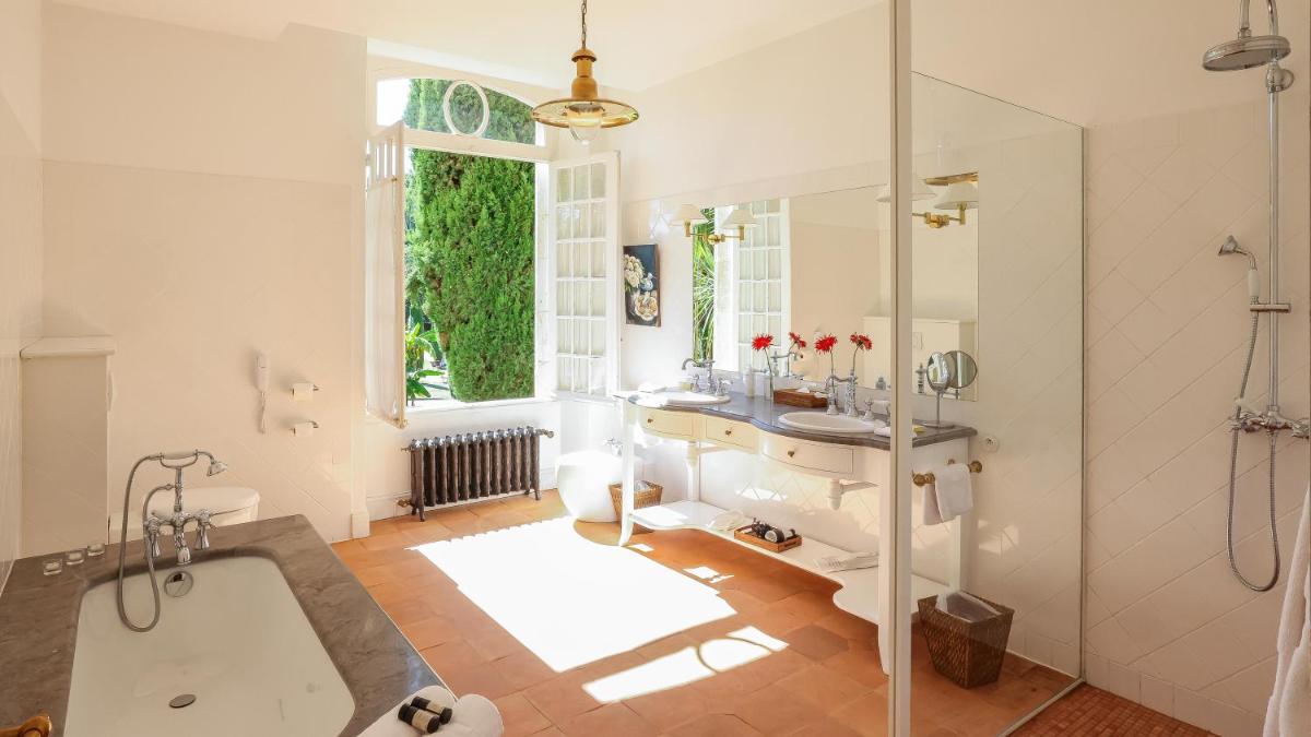 une salle de bain avec une baignoire, un lavabo et une douche dans l'établissement La Bastide en Gascogne, à Barbotan-les-Thermes