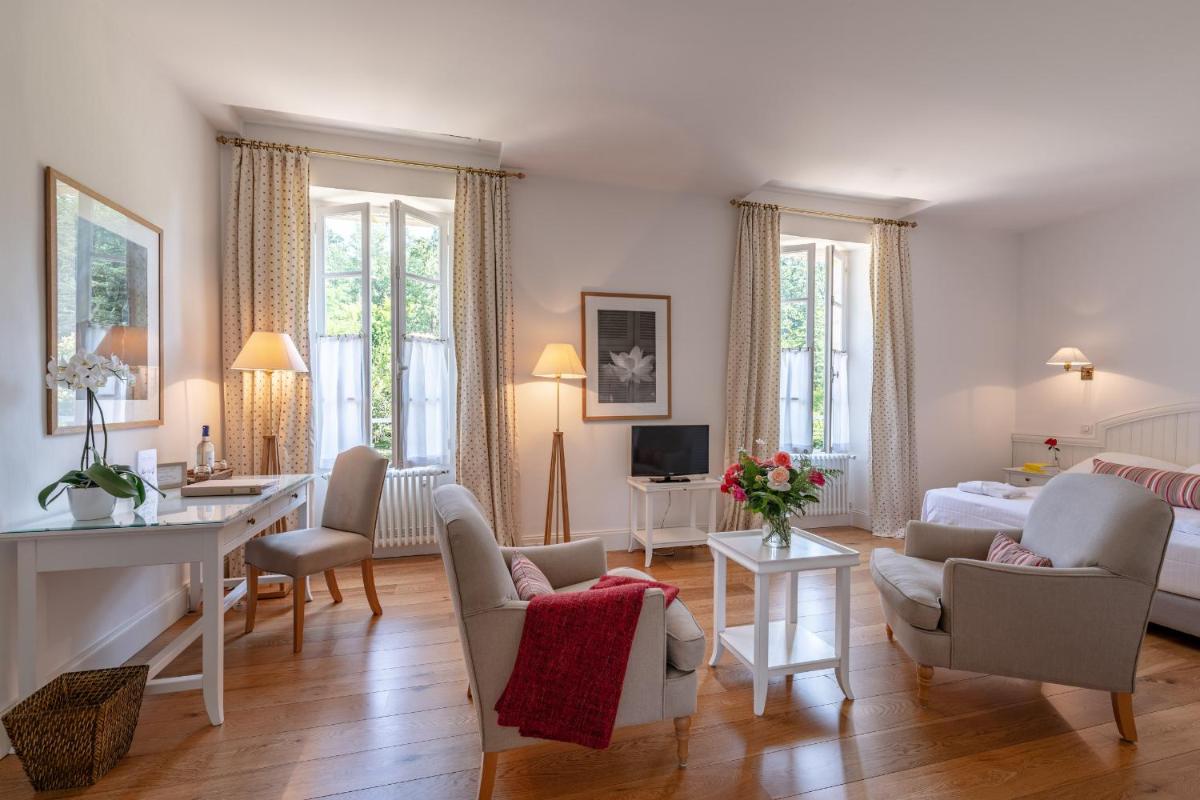 un salon avec un canapé, un lit et une table dans l'établissement La Bastide en Gascogne, à Barbotan-les-Thermes