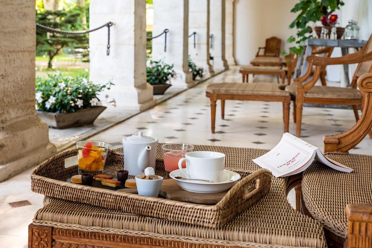 - un plateau de nourriture sur une table sur une terrasse couverte dans l'établissement La Bastide en Gascogne, à Barbotan-les-Thermes