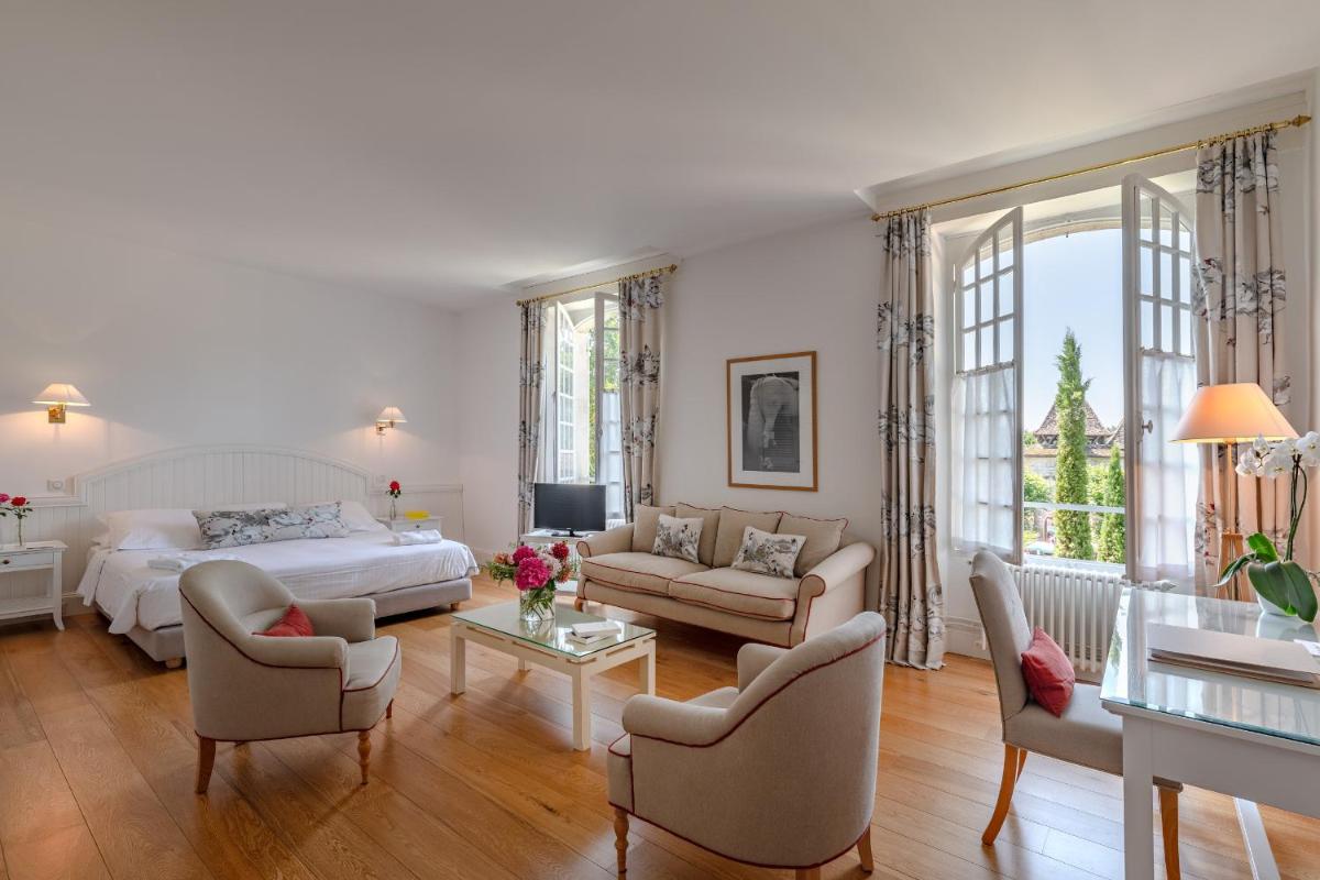 - un salon avec un lit, un canapé et des chaises dans l'établissement La Bastide en Gascogne, à Barbotan-les-Thermes 29 autres photos