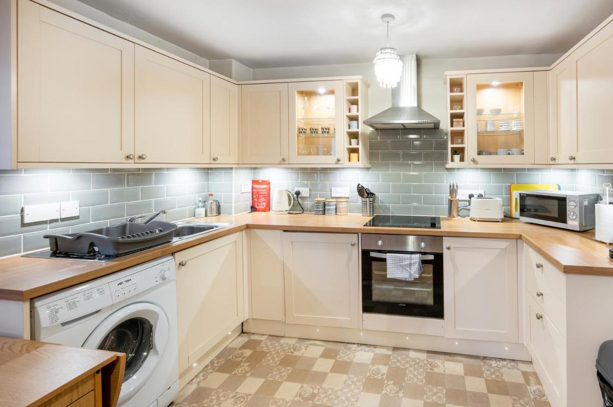 Charming 1BR Apartment close to centre with free parking - Housity