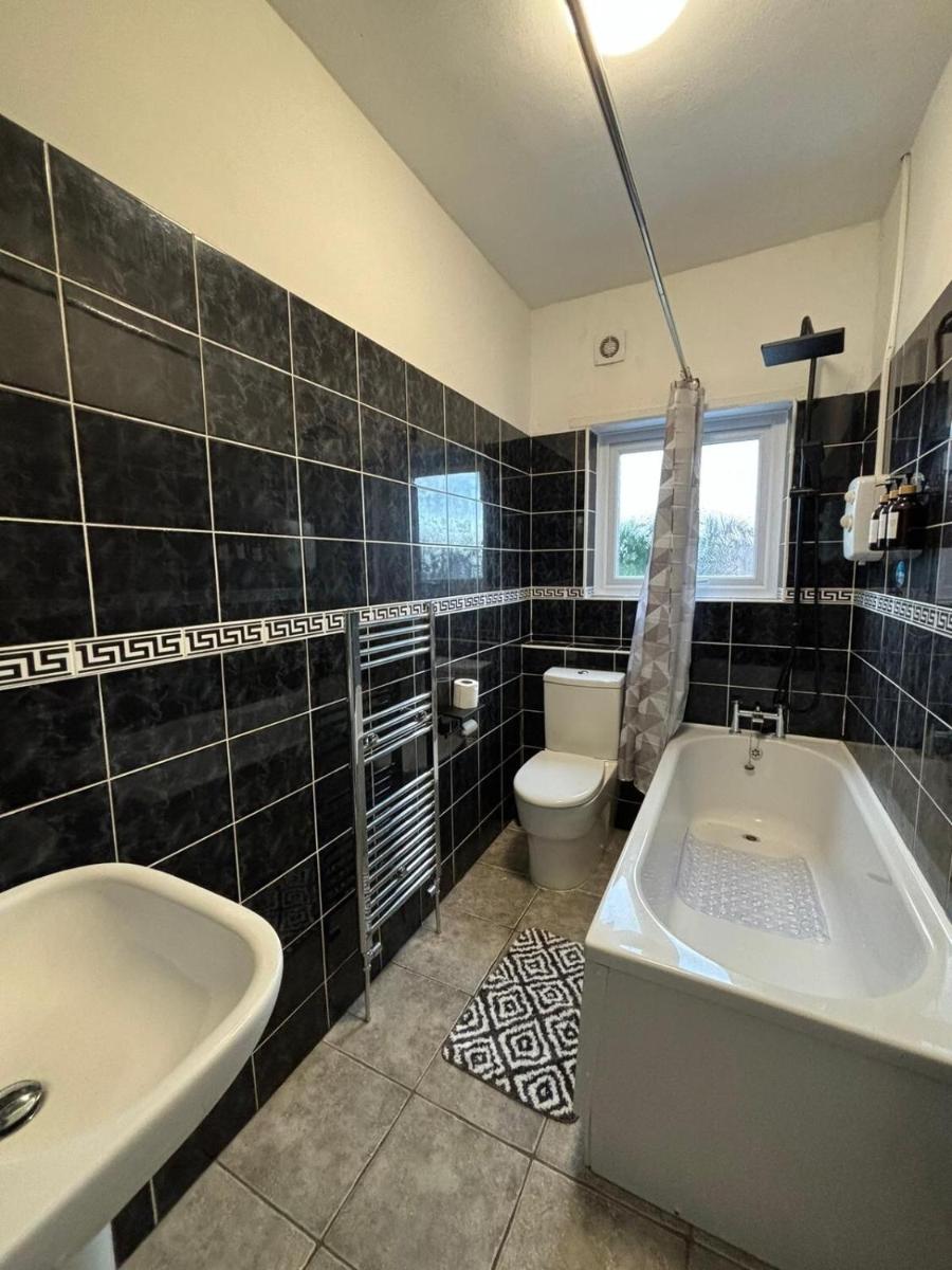 Large 3 Bed House - Awsworth - J26 M1 - Ideal for Contractors or Families - Sleeps - 6 - Housity