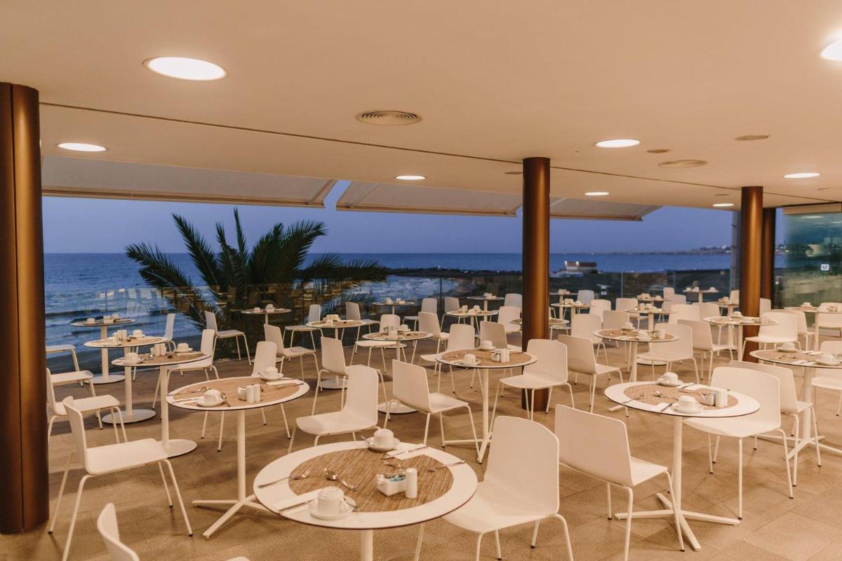 Un restaurante o sitio para comer en Don Gregory by Dunas - Adults Only