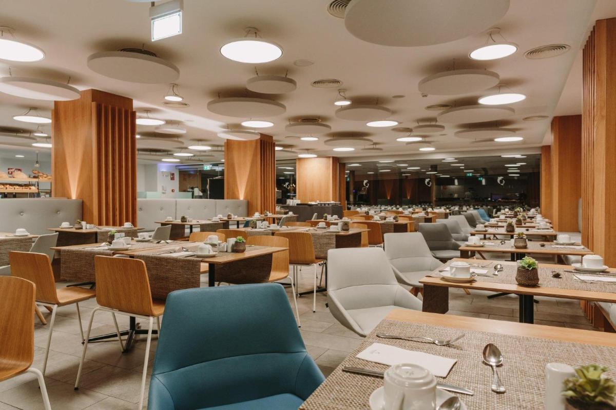 Un restaurante o sitio para comer en Don Gregory by Dunas - Adults Only