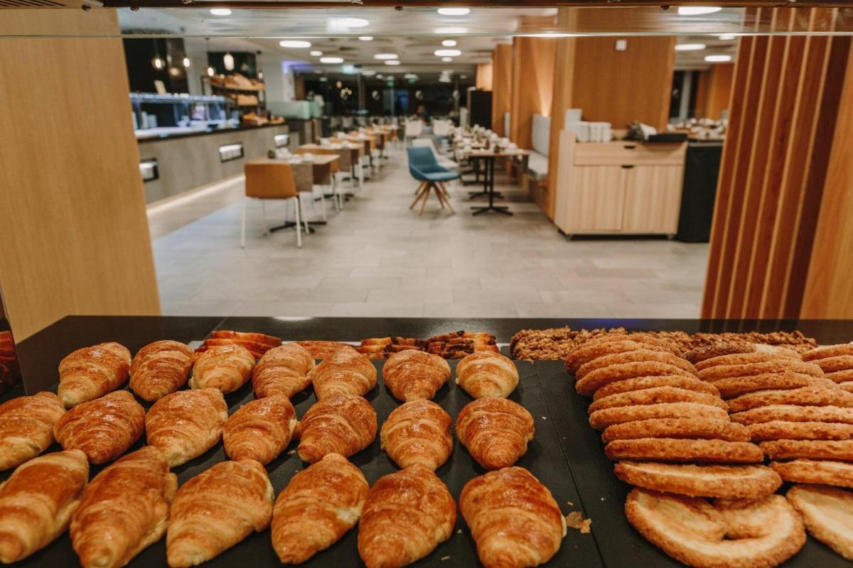 Comida en o cerca de este hotel
