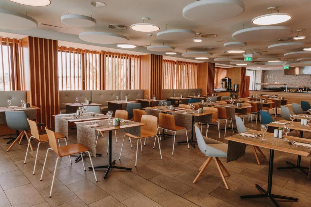 Un restaurante o sitio para comer en Don Gregory by Dunas - Adults Only