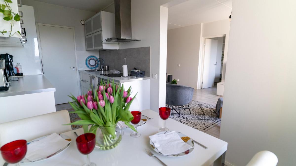 Spacious 68m2 apartment with fabulous forest view and aircon - Housity