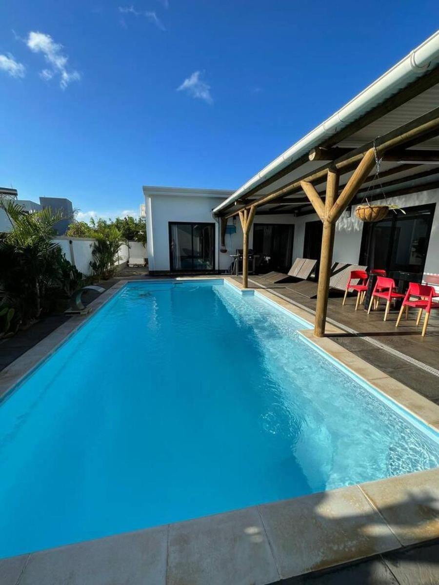 Elegant house close to the beach in Pointe aux Sables, with pool - Housity