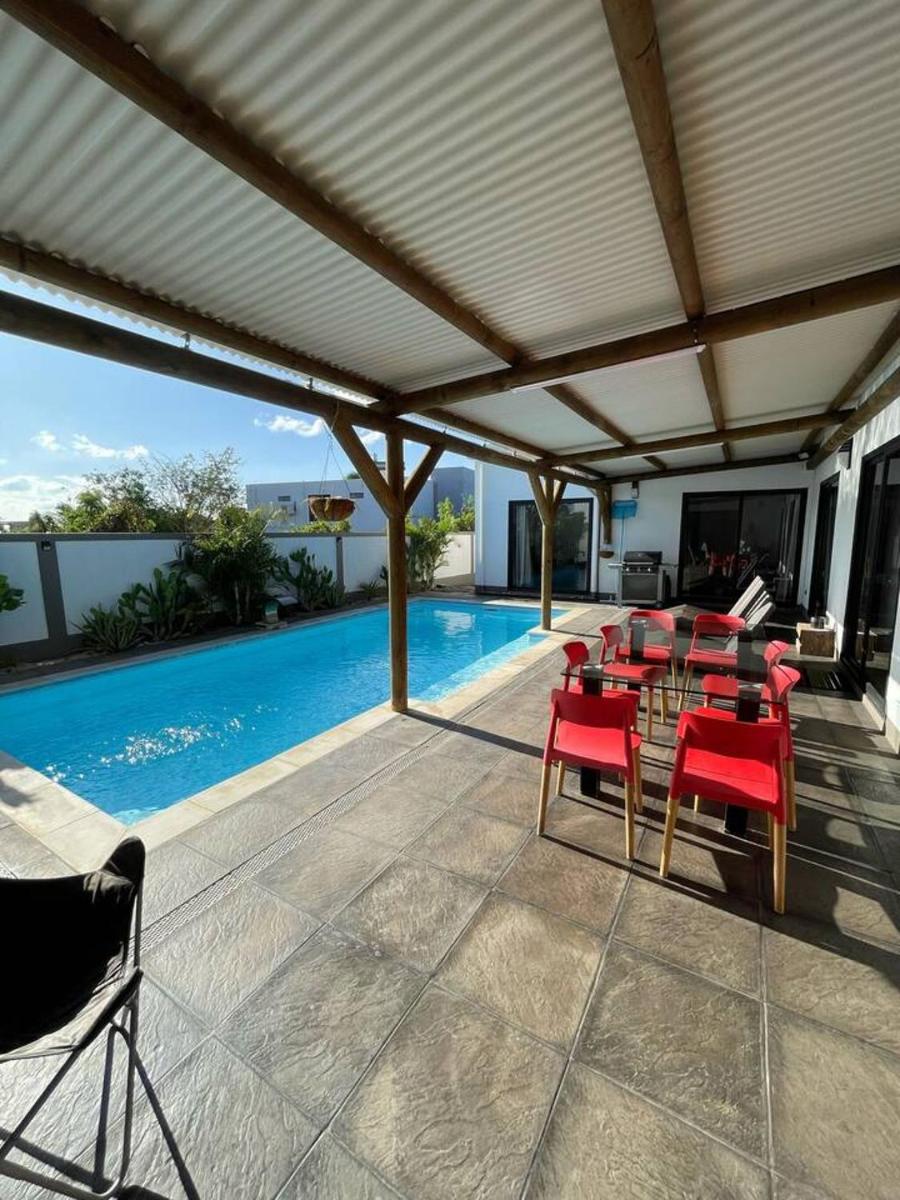 Elegant house close to the beach in Pointe aux Sables, with pool - Housity