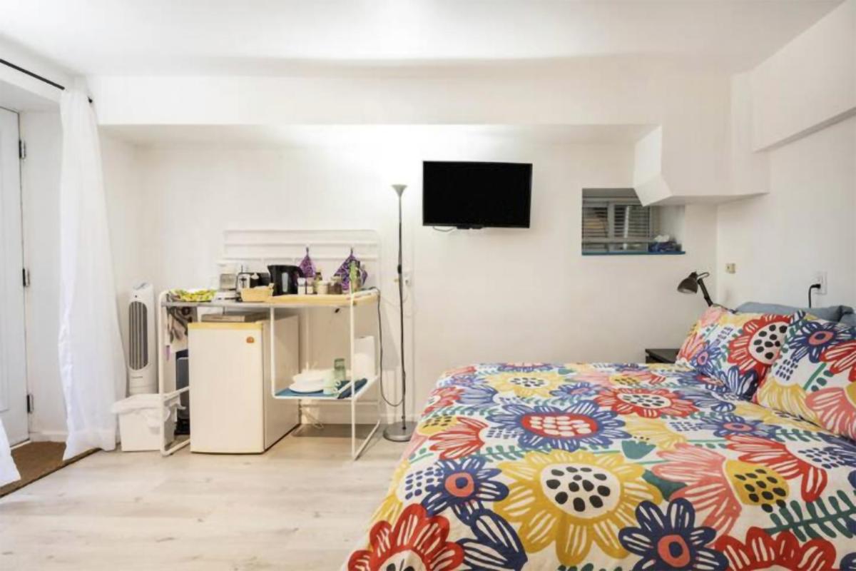 An independent beach retreat steps from the lake and right in the city - Housity