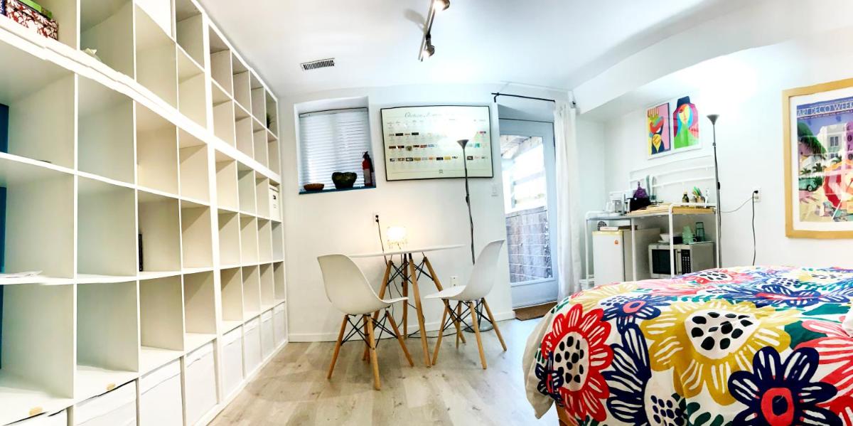 An independent beach retreat steps from the lake and right in the city - Housity