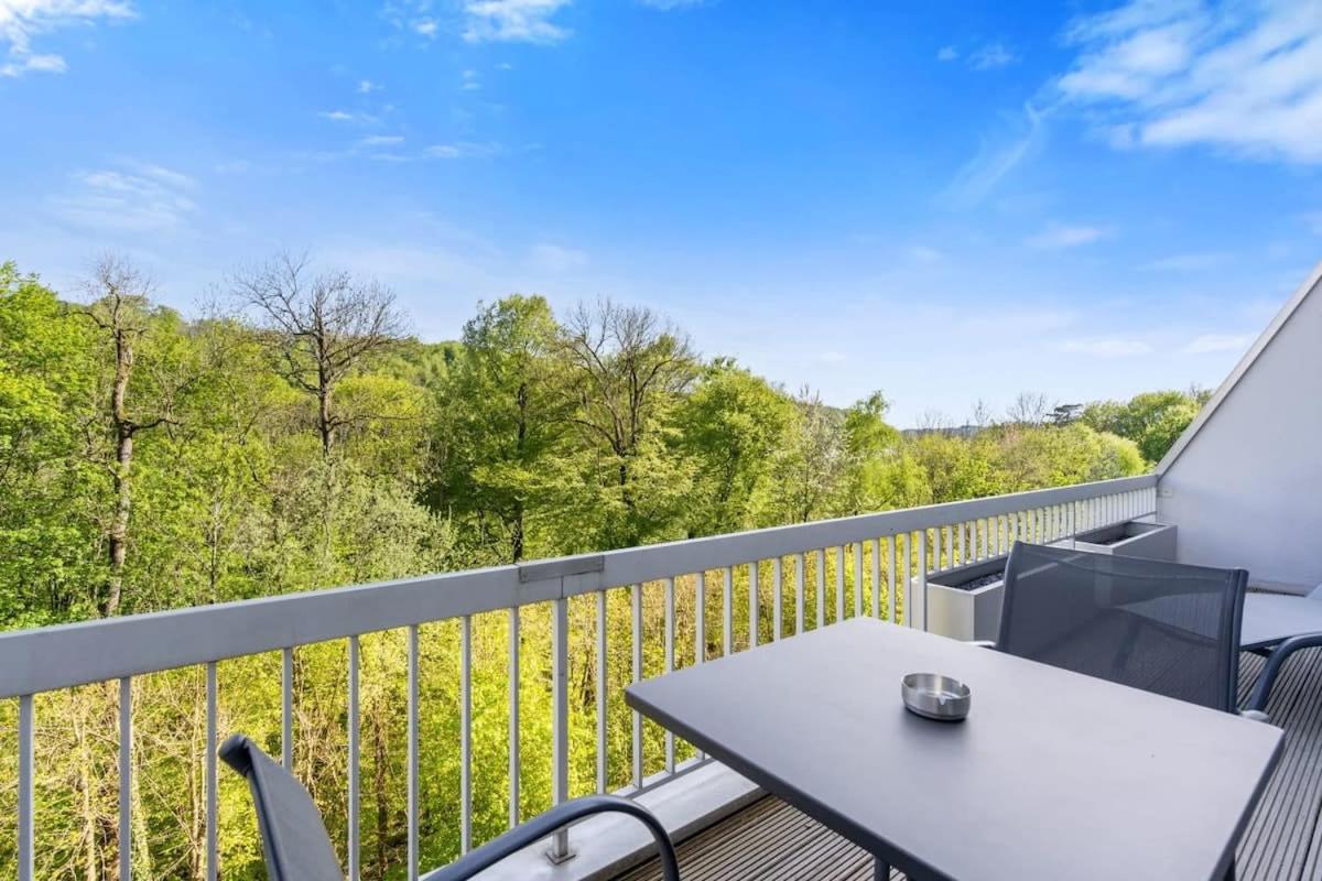 Elegant 1BR Apt, Balcony, Pool, Central Location - Housity